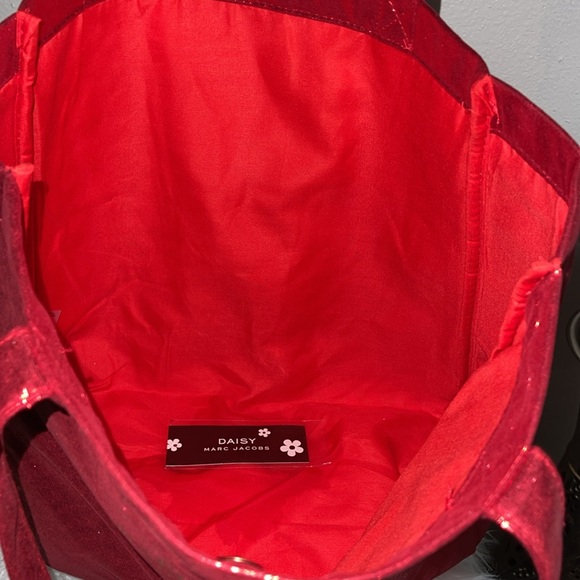 Marc Jacobs new Daisy Red Metallic Tote Bag. Sturdy handles. Shoulder drop 13”. - Picture 4 of 8